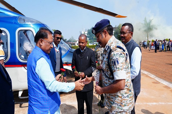 मुख्यमंत्री श्री विष्णु देव साय का नारायणपुर हेलीपैड में जनप्रतिनिधियों एवं अधिकारियों ने किया आत्मीय स्वागत