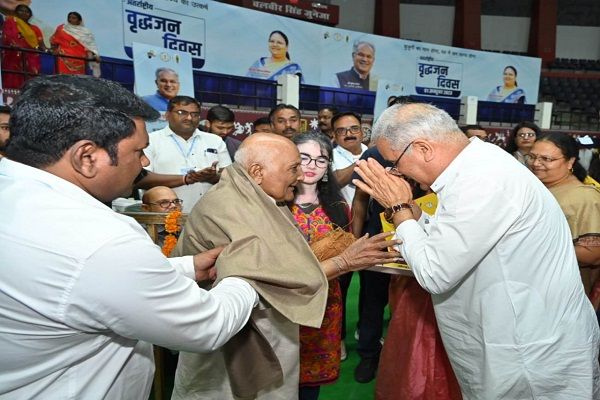 रायपुर : अंतर्राष्ट्रीय वृद्धजन दिवस  : बुजुर्ग समाज के प्रकाश-स्तंभ हैं, उनके अनुभवों के प्रकाश में नयी पीढ़ियां आगे बढ़ती हैं - श्री भूपेश बघेल 