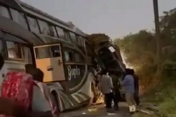 जगदलपुर से निकली यात्री बस ट्रक से टकराई ........बस चालक की मौत...... 4 यात्री घायल.....