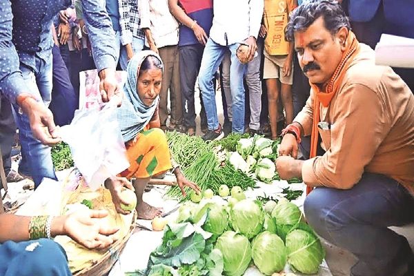 उप मुख्यमंत्री विजय शर्मा को सब्जी खरीदता देख लोगों को एकाएक विश्वास ही नहीं हुआ