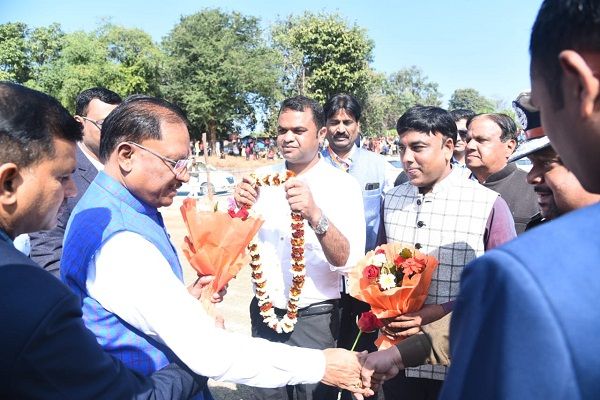 मुख्यमंत्री श्री विष्णु देव साय सरगुजा सम्भाग के जशपुर जिले के अंतर्गत आने वाले ग्राम बगीचा पहुंचे