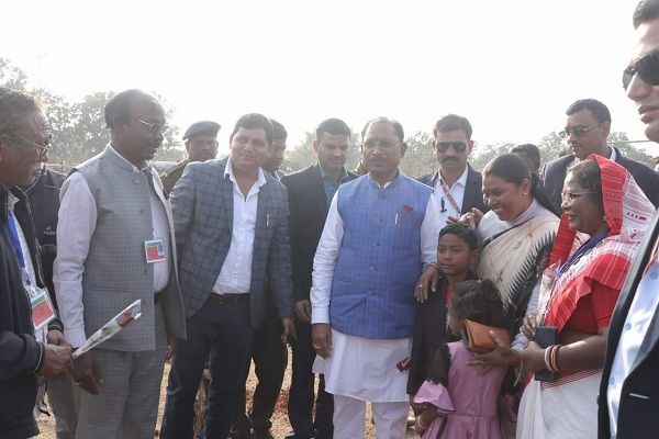   मुख्यमंत्री श्री विष्णु देव साय का जशपुर जिले के फरसाबहार पहुंचने पर पमशाला (पगुराबहार) हेलीपैड पर समाज के प्रतिनिधियों एवं अधिकारियों द्वारा किया गया आत्मीय स्वागत