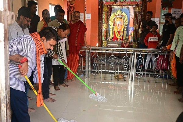  प्रधानमंत्री के आह्वान पर कवर्धा जिले के मंदिरों में चल रही साफ-सफाई