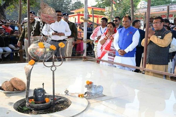 मुख्यमंत्री श्री विष्णु देव साय ने सपत्नीक पमशाला के शिव जी व राधा-कृष्ण मंदिर पहुंचकर किया दर्शन