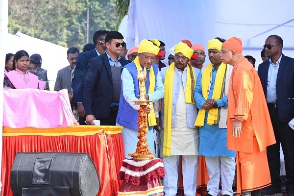 मुख्यमंत्री श्री विष्णु देव साय नारायणपुर जिले के कुम्हारपारा में आयोजित किसान मेला-2024 में शामिल हो रहे हैं