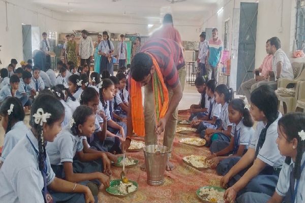 सुकमा : स्वामी आत्मानंद अंग्रेजी माध्यम विद्यालय कोंटा में न्योता भोज का हुआ आयोजन