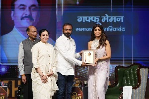  उत्कृष्ट समाज सेवा के लिए फिल्म अभिनेत्री शिल्पा शेट्टी ने किया नगर पालिका अध्यक्ष गफ्फु मेमन का सम्मान