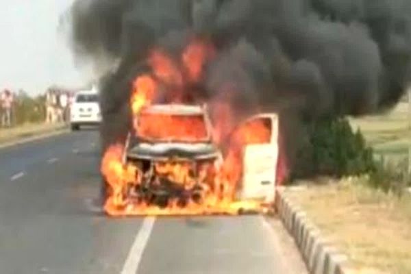 चलती कार में लगी आग, ड्राइवर-यात्री ने कूदकर बचाई जान