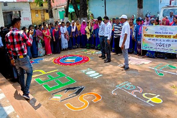 गांधी चौक दल्ली राजहरा में वृहद मतदाता जागरूकता कार्यक्रम का आयोजन, महिलाओं ने आकर्षक एवं रंग-बिरंगी रंगोली बनाकर एवं मेंहदी लगाकर दिया संदेश 