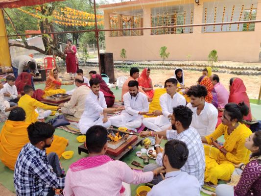 गरिमा गृह में गायत्री यज्ञ के साथ राधा-कृष्ण मंदिर स्थापित