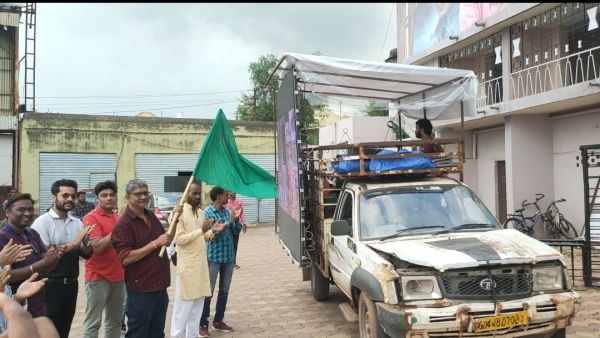 श्याम ताकिज़ रायपुर मे एलईडी प्रचार गाड़ी को, छत्तीसगढ़ के जाने माने सफल फ़िल्म निर्देशक सतीश  जैन ने दिखाई हरी झंडी