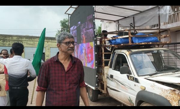 श्याम ताकिज़ रायपुर मे एलईडी प्रचार गाड़ी को, छत्तीसगढ़ के जाने माने सफल फ़िल्म निर्देशक सतीश  जैन ने दिखाई हरी झंडी