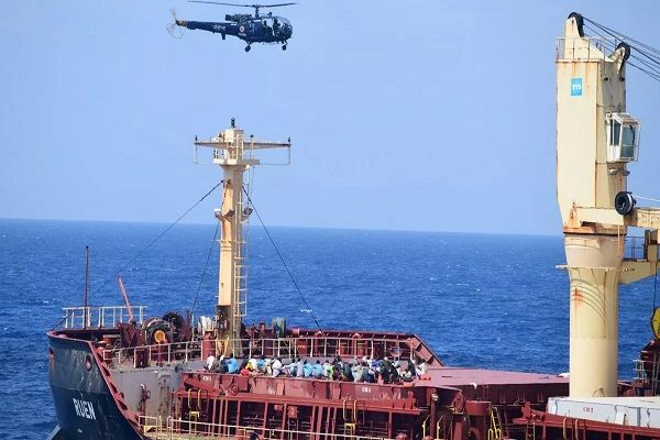 भारतीय नौसेना के सामने समुद्री लुटेरों ने टेके घुटने