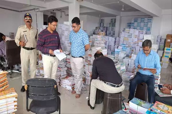 जबलपुर में महंगे दाम में डुप्लीकेट किताब बेचने वालों पर एक्शन