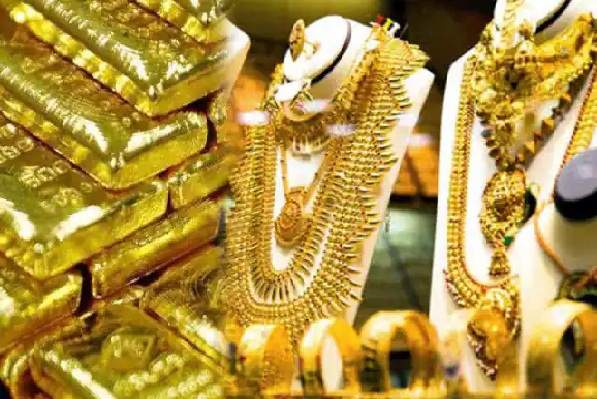  धनतेरस से पहले गिरे सोने-चांदी के दाम, सोना 850 तो चांदी 400 रुपये हुआ सस्ता