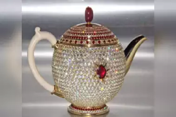 जितने की यह चाय की केतली, उतने में तो नोएडा में खरीद लेंगे दो दर्जन मकान...