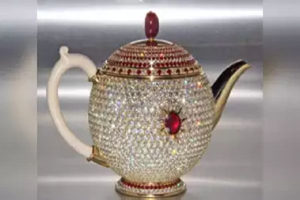 जितने की यह चाय की केतली, उतने में तो नोएडा में खरीद लेंगे दो दर्जन मकान...