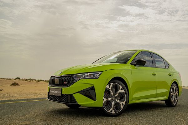  एक्सक्लूसिव-लीजेंडरी-पेश है: एक बार फिर से ग्लोबल आइकॉन- स्कोडा ऑक्टेविया आरएस