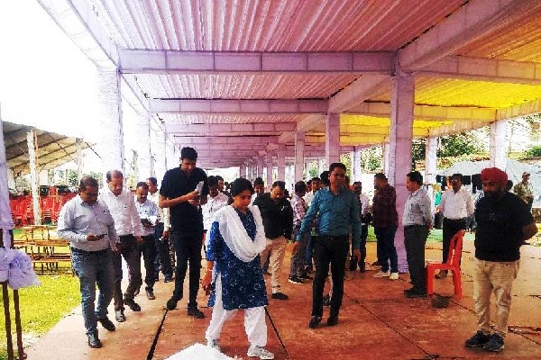 मुख्यमंत्री भूपेश बघेल के प्रस्तावित प्रवास का कलेक्टर-एसपी ने कार्यक्रम स्थल का जायजा लेकर तैयारियां शुरू कि दिए आवश्यक निर्देश...