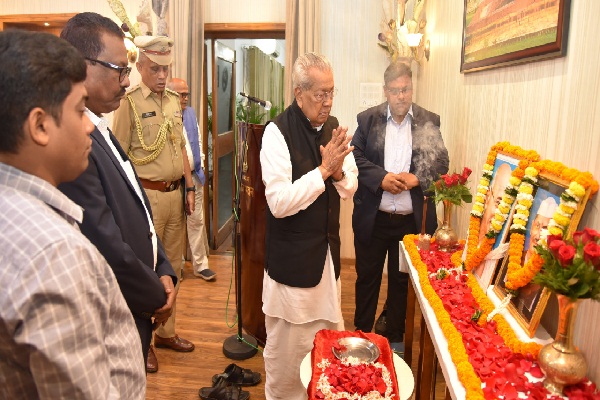 रायपुर : राज्यपाल श्री विश्वभूषण हरिचंदन ने  राजभवन में राष्ट्रपिता महात्मा गांधी एवं पूर्व प्रधानमंत्री श्री शास्त्री की जयंती पर पुष्पांजलि अर्पित की...