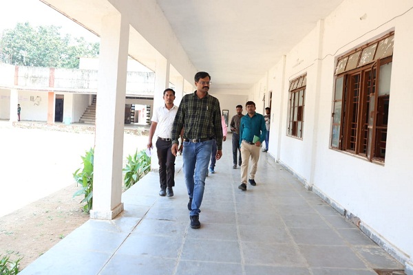  कलेक्टर एवं एसपी ने उसूर ब्लाक का भ्रमण कर सुरक्षा व्यवस्थाओं का लिया जायजा