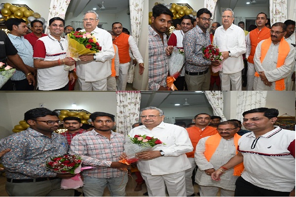  पूर्व सीएम रमन सिंह को भाजयुमो पूर्व प्रदेश कार्यसमिति सदस्य अजय रोहरा ने मुलाकात कर जन्मदिन की दी बधाई