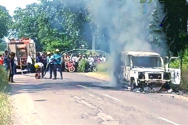 चलती बोलेरो जीप में लगी आग, बाल बाल बचे दर्शनार्थी 