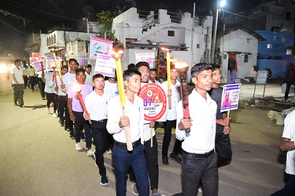 लोकतंत्र को मजबूत करने युवाओं ने निकाली मशाल रैली