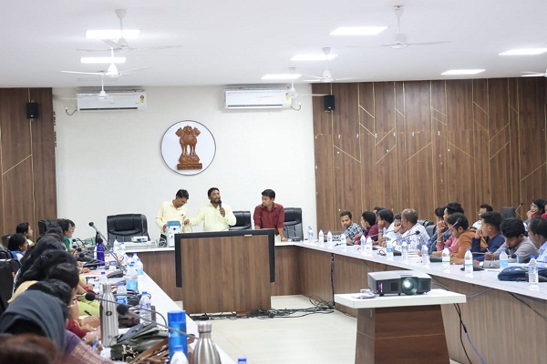 जिले के महिला एवं युवा मतदान कर्मियों को दिया गया प्रशिक्षण
