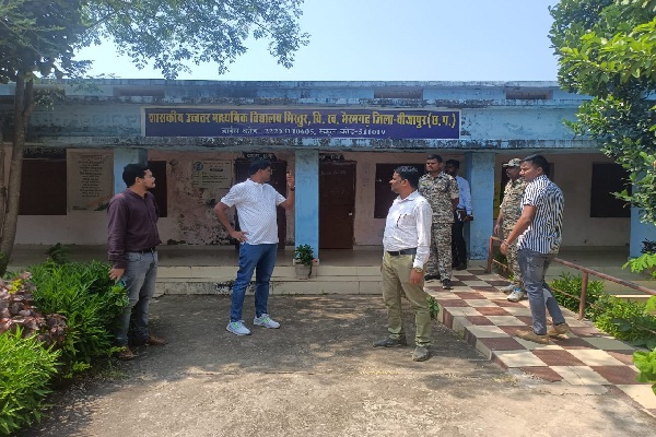  कलेक्टर एवं जिला निर्वाचन अधिकारी ने भैरमगढ़ ब्लाक के विभिन्न मतदान केन्द्रों का निरीक्षण कर बुनियादि सुविधाओं की ली जानकारी