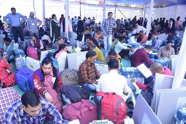 मतदान दलों को मतदान सामग्री का वितरण जारी