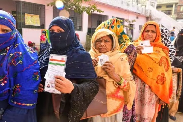 चुनाव में महिला मतदाताओं ने जमकर दिखाई भागेदारी, वोटिंग में इन 50 सीटों पर पुरुषों से आगे निकली आधी आबादी