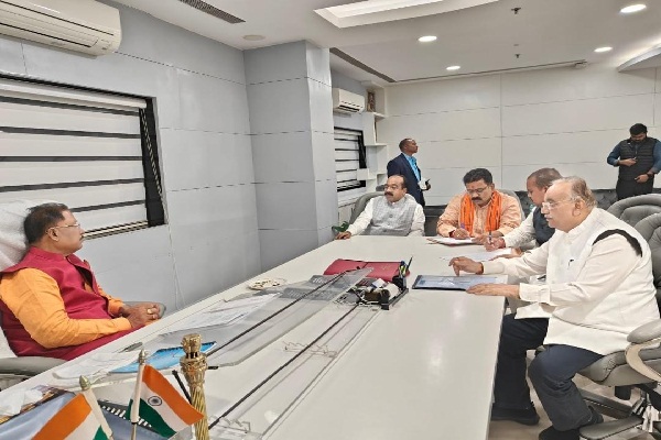 प्रदेश के किसानों के हित में पूर्व कृषि मंत्री श्री साहू ने मुख्यमंत्री और उपमुख्यमंत्री से चर्चा कर समाधान  करने पर जोर दिया 