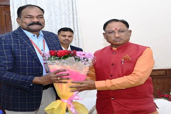  मुख्यमंत्री को पुुलिस अधीक्षक (मुख्यमंत्री सुरक्षा) श्री प्रफुल्ल ठाकुर ने दी नववर्ष की शुभकामनाएं