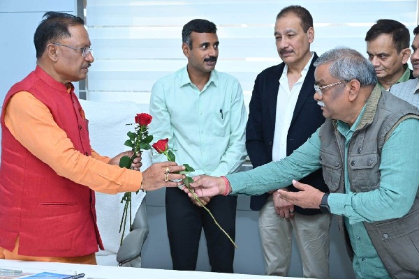 मुख्यमंत्री से भेंटकर मुख्य सचिव व वरिष्ठ प्रशासनिक अधिकारियों ने दी शुभकामनाएं