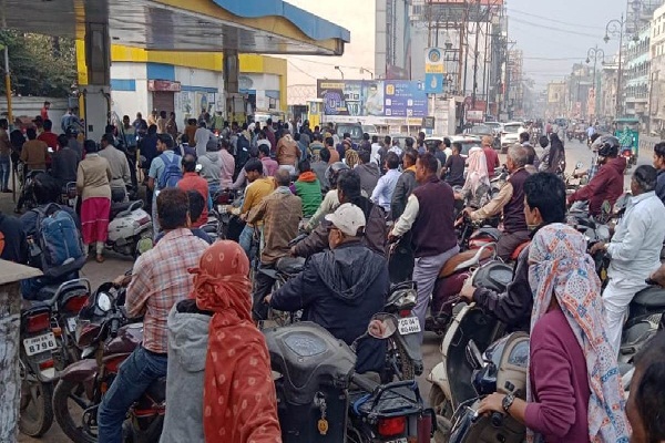 छत्&zwj;तीसगढ़ में ट्रक ड्राइवरों की हड़ताल का दिखा असर, पेट्रोल-पंपों में भारी भीड़