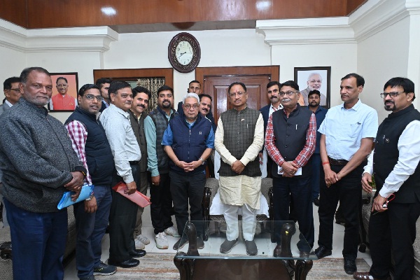  मुख्यमंत्री श्री साय से शहीद कर्नल विप्लव त्रिपाठी के पिता ने की सौजन्य मुलाकात