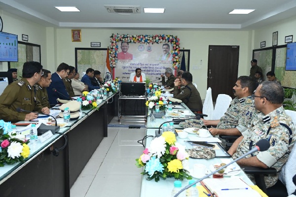 उप मुख्यमंत्री एवं गृह मंत्री श्री विजय शर्मा ने आज यहां पुलिस मुख्यालय में पुलिस विभाग की समीक्षा बैठक ली