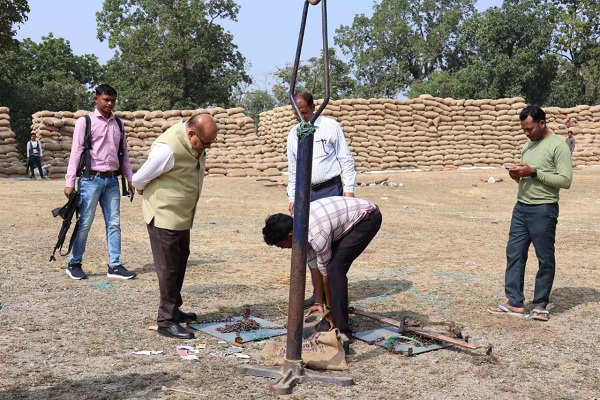  कलेक्टर ने किया मद्देड़ में धान खरीदी केन्द्र का निरीक्षण