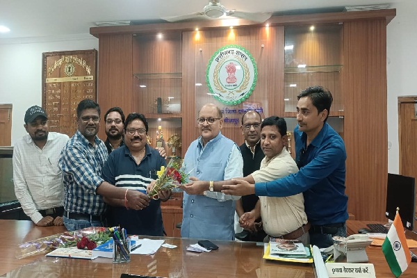  कर्मचारी फेडरेशन ने किया नवपदस्थ कलेक्टर का स्वागत