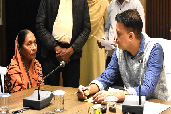  कलेक्टर ने जनदर्शन में सुनी आम लोगों की समस्याएं