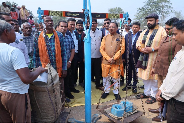  मुख्यमंत्री श्री साय पुसौर के धान खरीदी केंद्र में धान का तौल करवाते हुए
