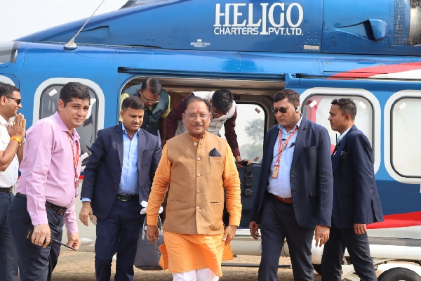  मुख्यमंत्री श्री विष्णु देव साय रायगढ़ जिले के इंद्रप्रस्थ स्टेडियम हेलीपेड पुसौर पहुंचे