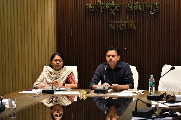 महतारी वंदन योजना अंतर्गत प्रतिदिन अधिक से अधिक हितग्राहियों का आवेदन जमा कराना सुनिश्चित करें: कलेक्टर 