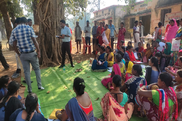 जिला सीईओ नंदनवार ने पेड़ के नीचे लगाई चौपाल