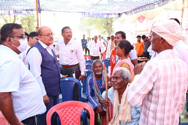 जनसमस्या निवारण शिविर चेरपल्ली और धनोरा में पहुंचे कलेक्टर