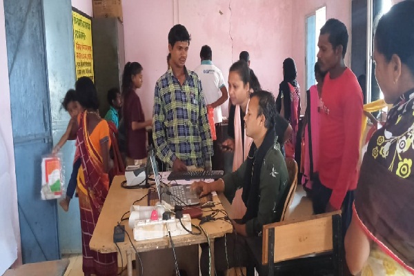 डीबीटी खाता और आधार बनवाने शिविर में उमड़ी भीड़ 