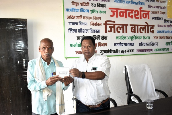 बालोद : जनदर्शन में संयुक्त कलेक्टर श्री लकरा ने सुनी आम लोगों की समस्याएं