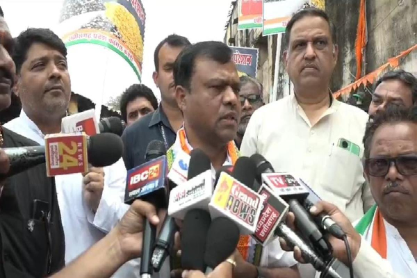 कांग्रेस पार्टी ने पीसीसी चीफ के नेतृत्व में किया महंगाई के खिलाफ प्रदर्शन, कहा महतारी वंदन योजना का आंकड़ा झूठा है