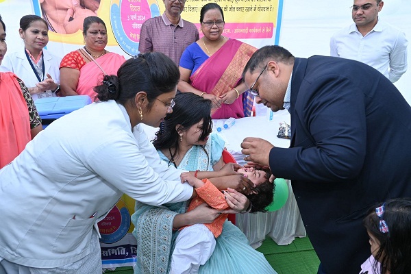  जन्मदिन की शुरुआत पोलियो ड्रॉप के साथ: नन्हे शिवु को उसके पहले जन्मदिन पर कलेक्टर ने पिलाया पोलियो ड्रॉप
